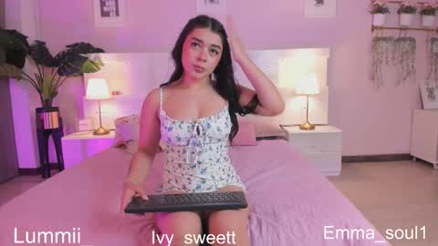 lummii_ online show from March 28, 7:04 pm