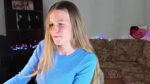 Snapshot of luna_evan chatting on December 9, 3:54 pm luna_evan online show from December 9, 3:54 pm