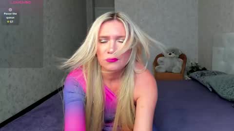 luna_lew1s online show from March 5, 8:21 am