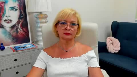 L u n a online show from July 10, 9:47 am