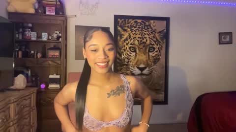 lunaa_11 online show from December 3, 5:28 pm