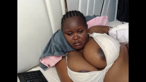 lunabloom01 online show from October 4, 8:39 pm