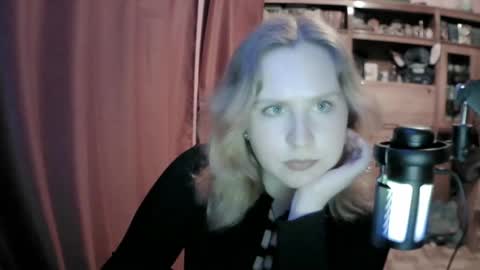 lunamystique_ online show from April 8, 5:16 pm