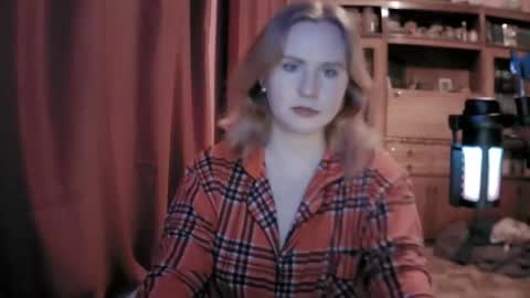 lunamystique_ online show from February 12, 5:05 pm