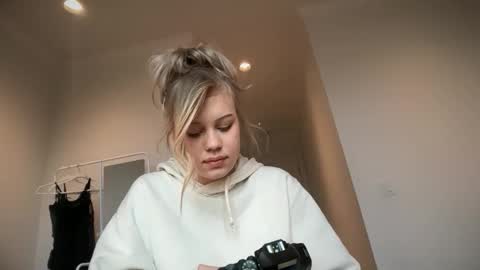 lunarose17 online show from February 1, 6:05 pm