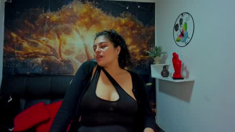 Snapshot of lust_mom chatting on December 15, 9:13 am Angela 3 online show from December 15, 9:13 am