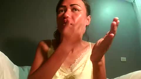 Bee Bee online show from April 18, 6:04 am