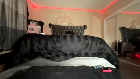 luvvlee online show from March 12, 10:52 am