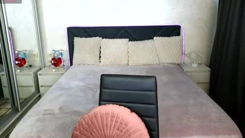 lux_lizz online show from April 22, 3:30 pm