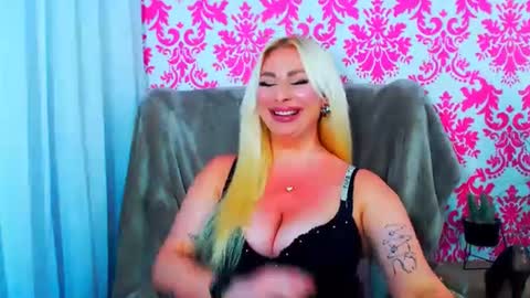 Luxuriaa online show from December 3, 9:15 pm