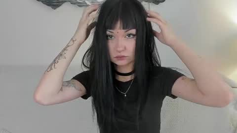 Mia online show from April 27, 8:01 am