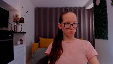 Snapshot of lynettebails chatting on March 1, 10:31 pm Sara online show from March 1, 10:31 pm