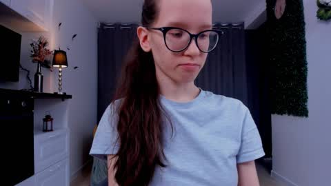 Snapshot of lynettebails chatting on March 3, 4:26 pm Sara online show from March 3, 4:26 pm