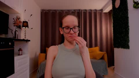 Snapshot of lynettebails chatting on March 3, 1:21 am Sara online show from March 3, 1:21 am