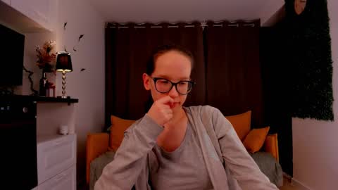 Snapshot of lynettebails chatting on February 17, 10:38 pm Sara online show from February 17, 10:38 pm