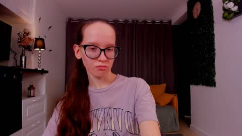 Snapshot of lynettebails chatting on March 4, 10:27 pm Sara online show from March 4, 10:27 pm