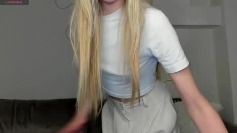 lynnadream_ online show from June 5, 6:52 am