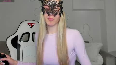 lynnadream_ online show from June 9, 2:44 am