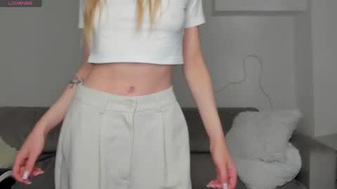 lynnadream_ online show from June 18, 2:17 am