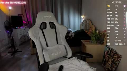 lynne_dawson online show from March 11, 5:16 pm