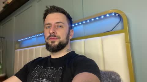 m_stephen online show from April 19, 3:18 am