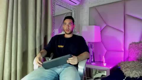 Snapshot of maatt_de_luca chatting on September 12, 6:43 pm Matt De Luca online show from September 12, 6:43 pm