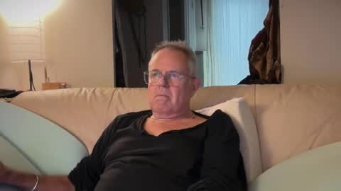 madmanacrossthewater online show from November 1, 9:58 pm