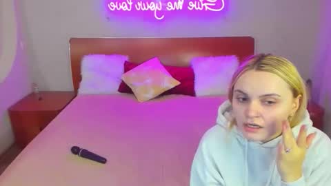 Lili and Bella online show from January 18, 6:50 pm