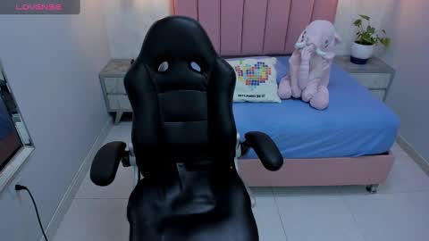 Snapshot of mailylove1 chatting on February 11, 12:58 pm  M A I L Y  online show from February 11, 12:58 pm