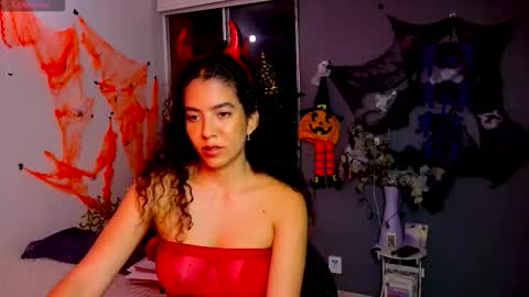 Snapshot of maithe_perroni chatting on October 29, 12:45 am Lauu online show from October 29, 12:45 am