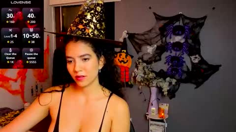 Snapshot of maithe_perroni chatting on October 28, 12:11 am Lauu online show from October 28, 12:11 am