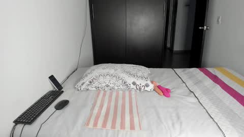 Snapshot of malucam_06 chatting on February 1, 10:44 pm instagram  nueela   online show from February 1, 10:44 pm