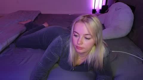 margot_robbie7 online show from October 16, 11:36 pm