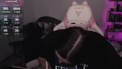 Snapshot of mari_moore7 chatting on October 21, 8:52 am mari moore online show from October 21, 8:52 am