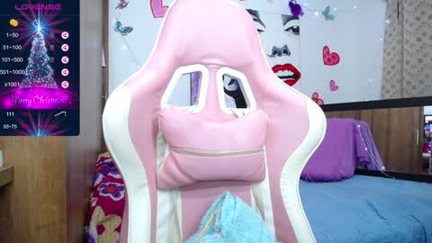 Snapshot of marillynjones_ chatting on December 4, 2:25 am Marillyn  online show from December 4, 2:25 am