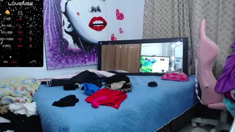 Snapshot of marillynjones_ chatting on December 6, 7:15 am Marillyn  online show from December 6, 7:15 am