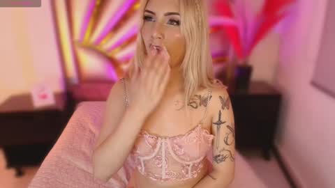 Mariluu  online show from March 11, 3:59 pm