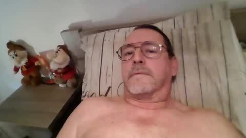 Snapshot of martinb62 chatting on October 26, 1:23 pm Hotguy61 online show from October 26, 1:23 pm