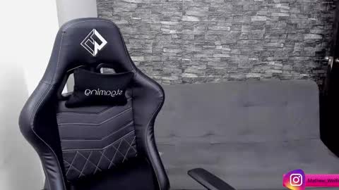 Mathew Independent model online show from November 30, 9:22 pm