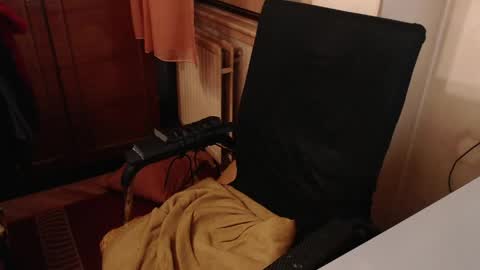 Max online show from April 15, 7:58 pm