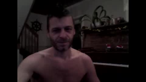 Snapshot of maxthewolf chatting on December 9, 1:40 am MaxTheWolf online show from December 9, 1:40 am