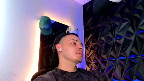 MAX online show from October 28, 3:02 pm