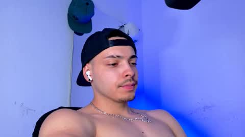 Snapshot of maxwell_dupont chatting on September 30, 11:48 pm MAX online show from September 30, 11:48 pm