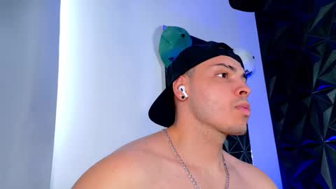 MAX online show from November 25, 8:07 pm