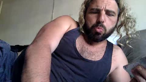 Snapshot of mazl0w chatting on December 9, 4:45 am mazl0w online show from December 9, 4:45 am