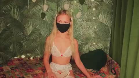 meeeewmeeeeow online show from October 26, 9:25 pm