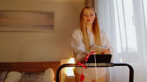 Melania online show from November 12, 1:24 pm