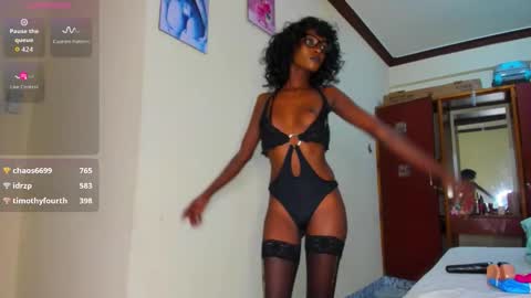 Snapshot of melanie_03 chatting on October 2, 2:21 am keisha online show from October 2, 2:21 am