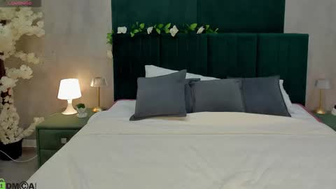 Melanie online show from November 24, 1:04 am