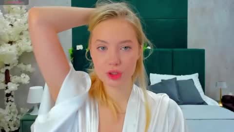 Melanie online show from November 18, 1:08 am